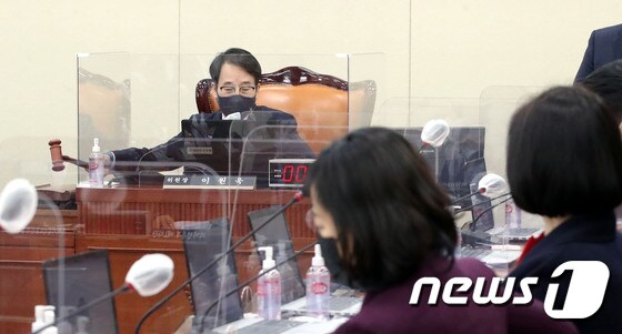 이원욱 과학기술정보통신위원회 위원장이 26일 오전 국회에서 열린 전체회의를 주재하고 있다.  © News1 박세연 기자