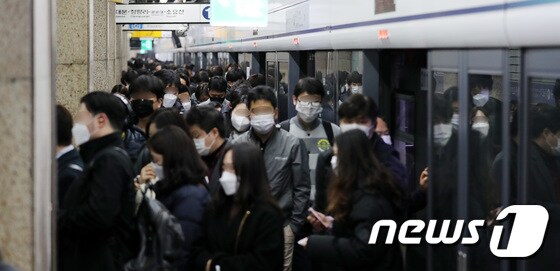 지난 27일 서울 1호선 종각역에서 시민들이 출근길 발걸음을 옮기고 있다. /뉴스1 © News1 박지혜 기자
