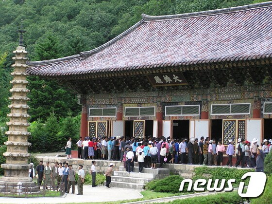 2003년 8월 직장, 학교별로 보현사를 방문해 대웅전을 둘러보고 있는 북한 참관객들. (미디어한국학 제공) 2020.11.28.© 뉴스1