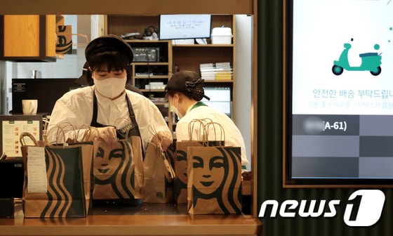 스타벅스 역삼이마트점에서 관계자들이 배달 준비로 분주한 모습.020.11.27/뉴스1 © News1 이성철 기자