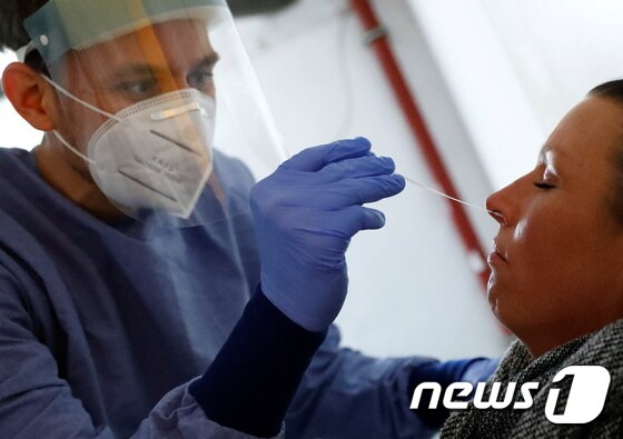 독일 베를린의 한 병원에서 지난 25일 코로나19 진단검사를 위한 검체 채취가 이뤄지고 있다. © 로이터=뉴스1