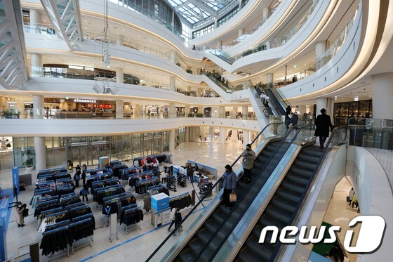 수도권 거리두기가 2단계로 격상된 이후 첫 주말을 맞은 28일 오전 서울의 한 복합쇼핑몰이 한산한 모습을 보이고 있다. 2020.11.28/뉴스1 © News1 민경석 기자