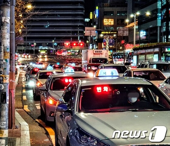 27일 오후 서울 마포구 서울지하철 홍대입구역 앞에 택시들이 길게 줄을 서 있다. © 뉴스1 황덕현 기자