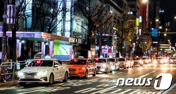 27일 오후 서울 마포구 홍대입구역에 택시들이 길게 줄을 서 있다. © 뉴스1 황덕현 기자