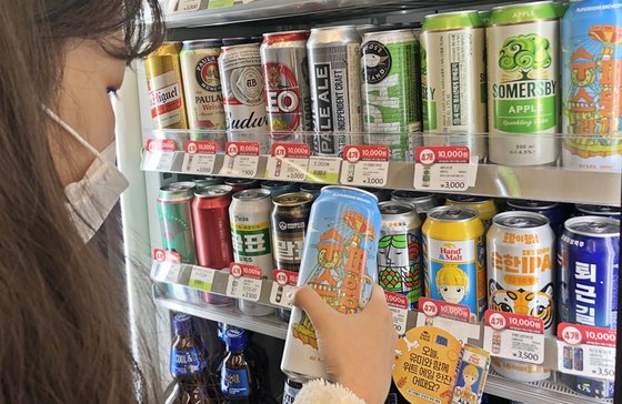 한 소비자가 서울 강남구 CU역삼점에서 국산 수제 맥주를 구매하고 있다. (CU제공) /2020.11.29 © 뉴스1