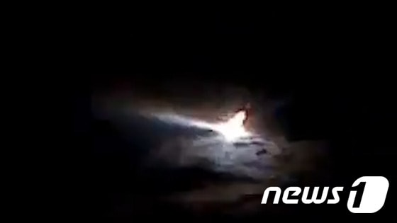 © 뉴스1일본 상공에서 유성으로 보이는 거대한 불덩어리가 떨어지는 모습이 소셜네트워크 서비스(SNS)에 잇따라 올라오고 있다.