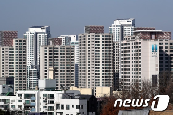 11월 전국 주택 전세값 상승세가 이어지고 있는 30일 서울 도심의 아파트 모습. 지난 29일 KB부동산 리브온의 월간 주택시장 동향에 따르면 11월(16일 기준) 전국 주택 전셋값은 전월보다 1.68% 상승했으며 서울 전셋값 상승률은 2.39%으로 전월보다 큰 폭으로 상승했다.2020.11.30/뉴스1 © News1 이광호 기자