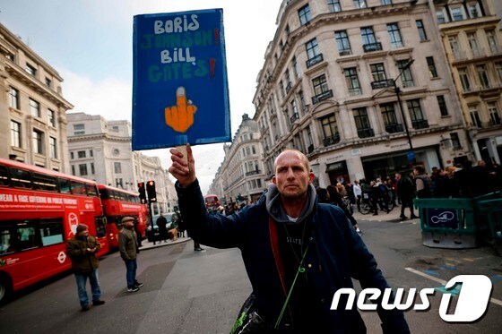 영국 런던에서 열린 코로나19 규제 반대 시위 참가자. © AFP=뉴스1