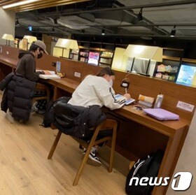 인천의 한 서점 내 데스크에서 공부를 하고 있는 사람들의 모습.  (독자 제공)
