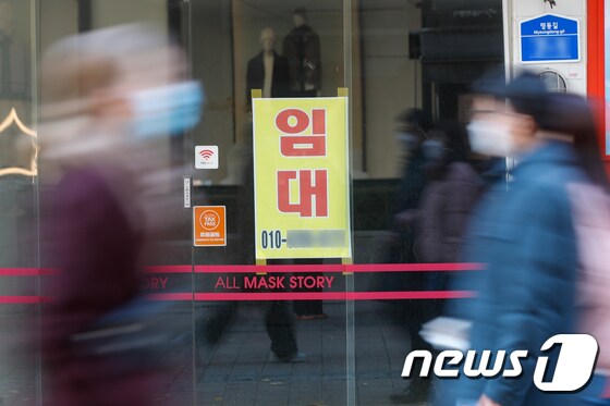 서울 중구 명동거리의 상점에 임대 안내문이 붙어있다.2020.11.30/뉴스1 © News1 안은나 기자