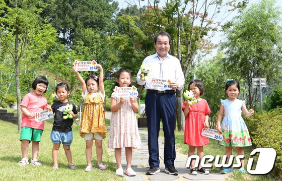 김충섭 김천시자이 아이들과 함께 활짝 웃고 있다. (김천시 제겅) 2020.11.5 / © 뉴스1
