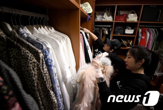 명풍 옷을 고르고 있는 중국 소비자 © AFP=뉴스1