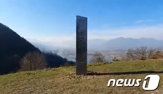 미국 유타주에서 사라졌다 루마니아에서 발견된 금속 기둥. © 뉴스1