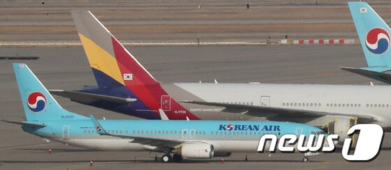 인천국제공항 주기장에 대한항공과 아시아나항공 여객기가 이륙준비를 하고 있다. 2020.12.1/뉴스1 © News1 이성철 기자