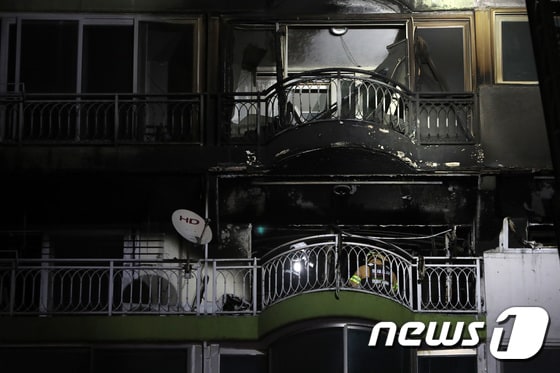 1일 오후 경기도 군포시 산본동 소재 아파트에서 화재가 발생해 소방대원들이 현장을 살펴보고 있다. 이 불로 4명이 숨지고 7명이 부상했다. 2020.12.1/뉴스1 © News1 조태형 기자