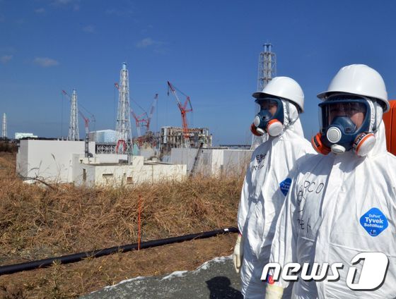 방호복을 착용한 일본 후쿠시마 제1원전 운용사 도쿄전력 직원들 <자료사진> © AFP=뉴스1