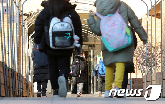 지난해 12월14일 서울의 한 초등학교에서 학생들이 등교를 하고 있다./뉴스1 © News1 이성철 기자