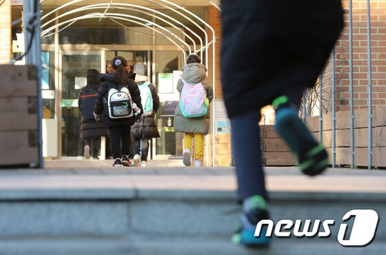 서울의 한 초등학교에서 학생들이 2020년 12월14일 2학기 마지막 등교를 하고 있다. 2020.12.14/뉴스1 © News1 이성철 기자