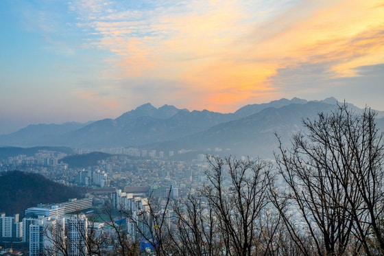 봉산에서 바라보는 북한산의 하늘을 붉게 물들이는 여명. 서울관광재단 제공