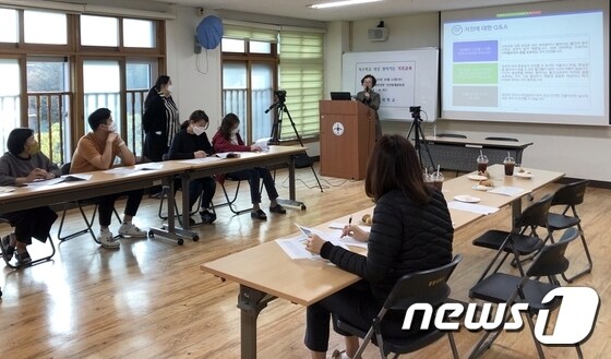 충북 음성 꽃동네학교 교직원들이 2020 특수학교 대상 지진방재대책 교육을 받고 있다.© 뉴스1