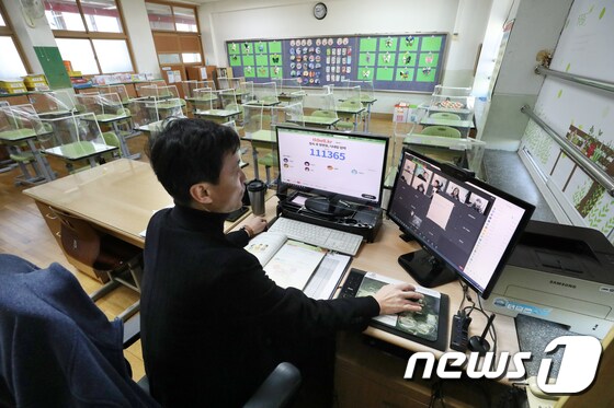 서울 노원구 선곡초등학교 허명 선생님이 학생들을 대상으로 원격수업을 하고 있다. 2020.12.15/뉴스1 © News1 민경석 기자