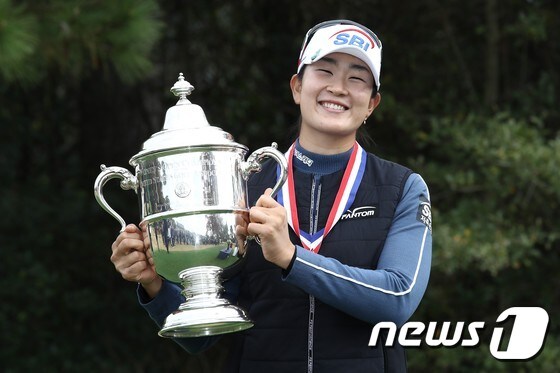 US여자오픈 우승 트로피를 들고 기뻐하고 있는 김아림.  © AFP=뉴스1 © News1 우동명 기자