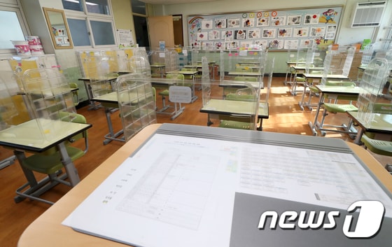15일 오전 인천 남동구 간석초등학교의 한 교실이 텅 비어 있다.(사진은 기사 내용과 무관함)  2020.12.15/뉴스1 © News1 정진욱 기자