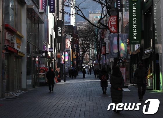 코로나19가 확산하던 지난 2020년 12월 당시  서울 명동거리. 2020.12.15/뉴스1 © News1 구윤성 기자