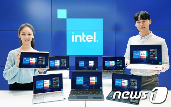 모델들이 인텔 이보 인증을 받은 제조사별 노트북 제품을 소개하고 있다. (인텔 코리아 제공)2020.12.17/뉴스1 © 뉴스1