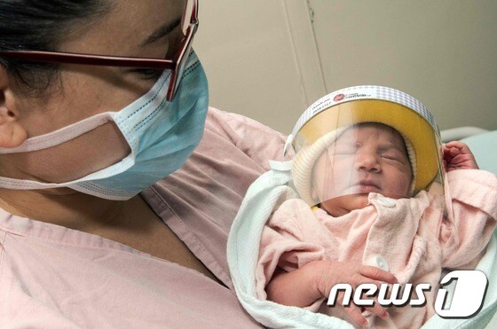 싱가포르에서 코로나19에 확진된 여성에게서 태어난 아이들이 항체를 가지고 태어났다. (사진은 기사 내용과 무관) © AFP=뉴스1