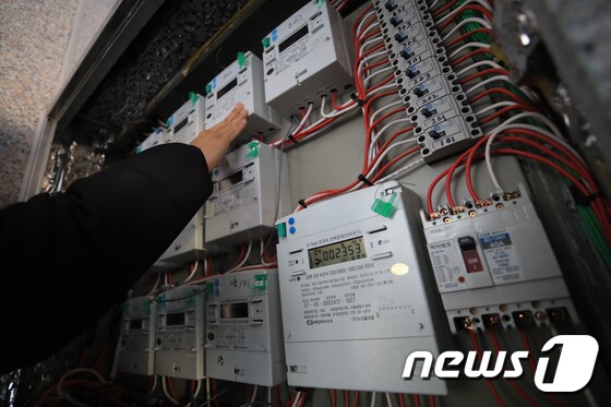 정부가 새 전기요금 체계 개편안, 이른바 '원가연계형 요금제'를 확정해 발표했다. 산업통상자원부와 한국전력공사가 지난 17일 발표한 개편안에 따르면, 내년 1월부터 석탄·액화천연가스(LNG)·석유 등 발전 연료가격에 따라 전기요금도 변동된다. 사진은 18일 서울의 한 다세대주택에 설치된 전기 계량기. 2020.12.18/뉴스1 © News1 구윤성 기자