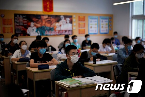 중국 상하이 한 학교에서 학생들이 수업을 듣고 있다.© 로이터=뉴스1