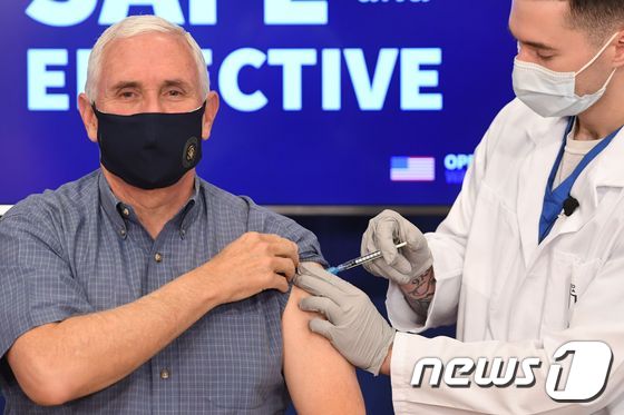 마이크 펜스 미국 부통령이 화이자의 코로나19 백신을 맞고 있다. © AFP=뉴스1 