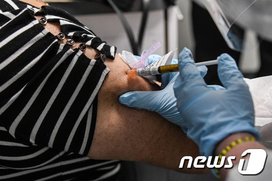 플로리다주 할리우드에서 한 임상시험 참가자가 코로나19 백신을 맞고 있다. © AFP=뉴스1