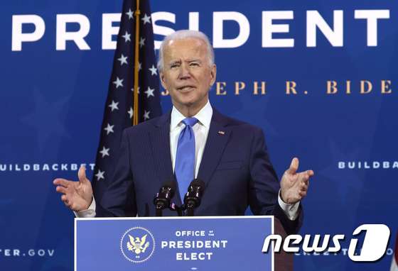 조 바이든 미국 대통령 당선인이 1일(현지시간) 델라웨어주 윌밍턴에 있는 퀸시어터에서 자신의 경제팀을 소개하고 있다. © AFP=뉴스1
