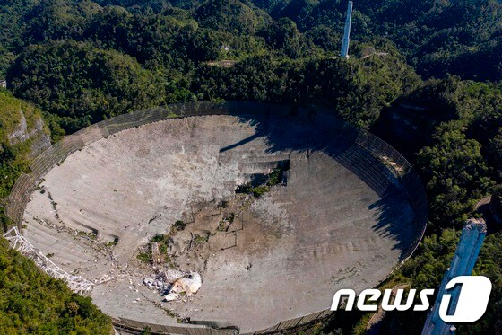 붕괴한 푸에르토리코 아레시보 관측소 전파망원경. © AFP=뉴스1