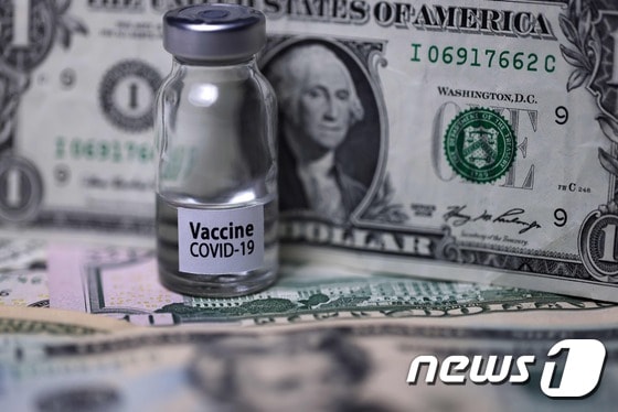 미국 달러와 코로나19 백신/AFP=뉴스1