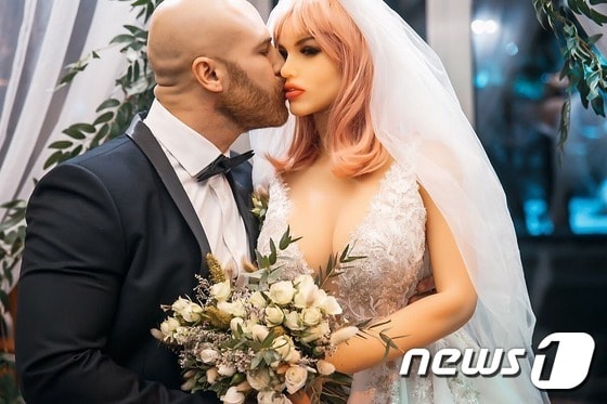 톨로츠코와 리얼돌 마고의 결혼식. (인스타그램 갈무리) © 뉴스1