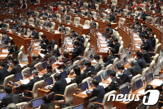 2일 오후 서울 여의도 국회에서 2021년도 예산안 처리를 위한 본회의가 열리고 있다. 2020.12.2/뉴스1 © News1 성동훈 기자