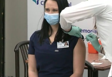 화이자 백신을 접종 받고 있는 간호사 - 유튜브 갈무리