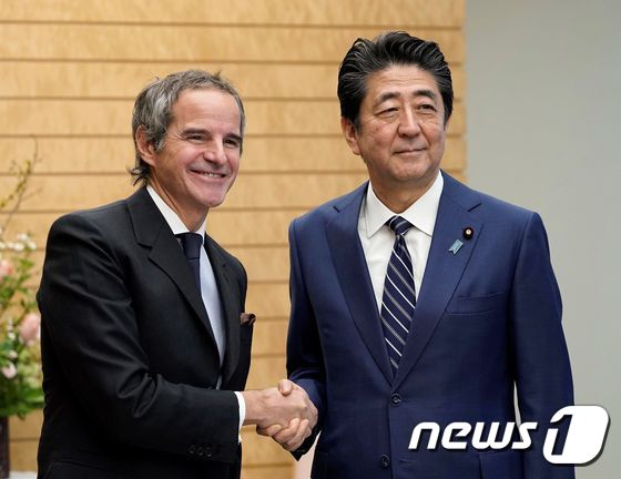 지난 2월 일본을 방문해 아베 신조 전 총리를 만난 라파엘 마리아노 그로시 국제원자력기구(IAEA) 사무총장. © AFP=뉴스1