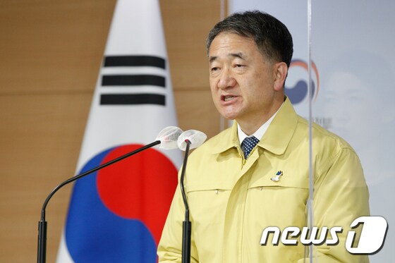 박능후 보건복지부 장관이 코로나19 대응 온라인 정례브리핑을 하고 있다. 2020.12.20/뉴스1 © News1 안은나 기자