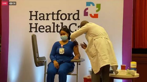 하트퍼드 병원의 중환자실 간호사인 맨디 델가도가 모더나 백신을 맞고 있다. (하트퍼드커런트 갈무리) © 뉴스1