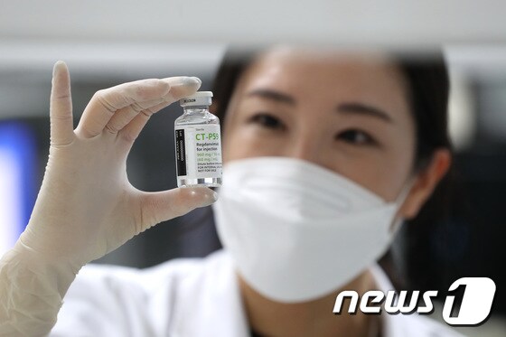 셀트리온 2공장에서 한 연구원이 코로나19 항체 치료제 CT-P59를 살펴보고 있다. /뉴스1 © News1 정진욱 기자