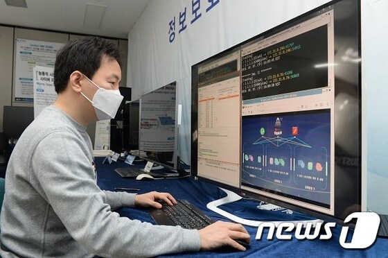 ETRI 박경민 연구원이 사이버 자가변이 기술을 시연하고 있다.(사진제공:ETRI)© 뉴스1