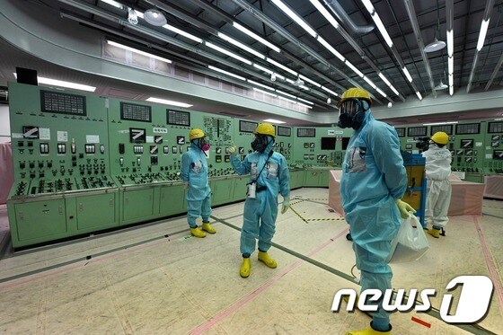 방사능 보호복을 입고 작업 중인 일본 도쿄전력 후쿠시마 제1원자력발전소 직원들 © AFP=뉴스1