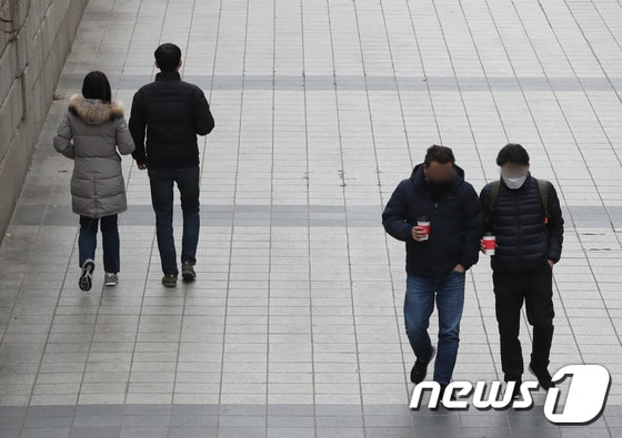 수도권 지역에서 '5인 이상 사적모임 금지' 조치가 시작된 23일 서울 청계천에서 시민들이 2~4명씩 짝을 지어 이동하고 있다. 2020.12.23/뉴스1 © News1 이성철 기자
