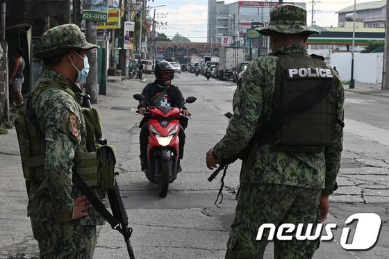 봉쇄령이 내려진 필리핀 거리를 경찰들이 지키고 있다. © AFP=뉴스1