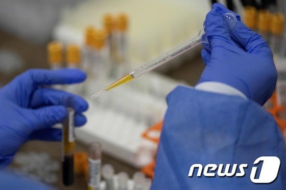  사진은 제약회사 얀센이 백신 3단계 연구를 진행하는 모습.© AFP=뉴스1