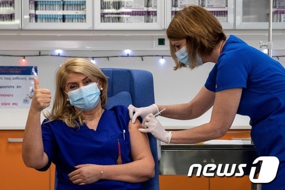 지난달 27일 아테네의 한 병원에서 간호사가 화이자 코로나 백신을 접종받고 있다. © AFP=뉴스1 © News1 우동명 기자